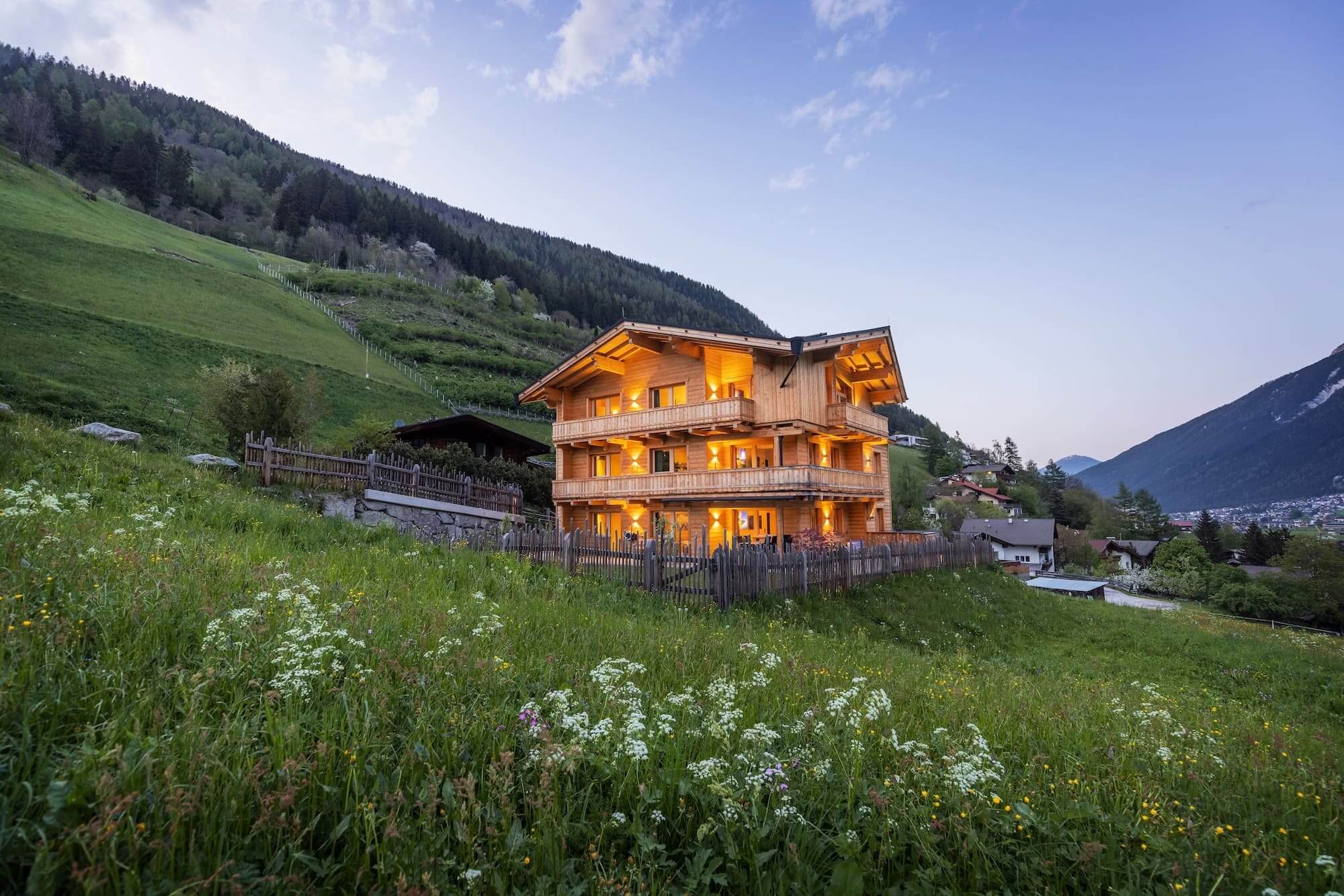 haus-alpenprinzessin-aussen-fruehling-abend-blumenwiese.jpg