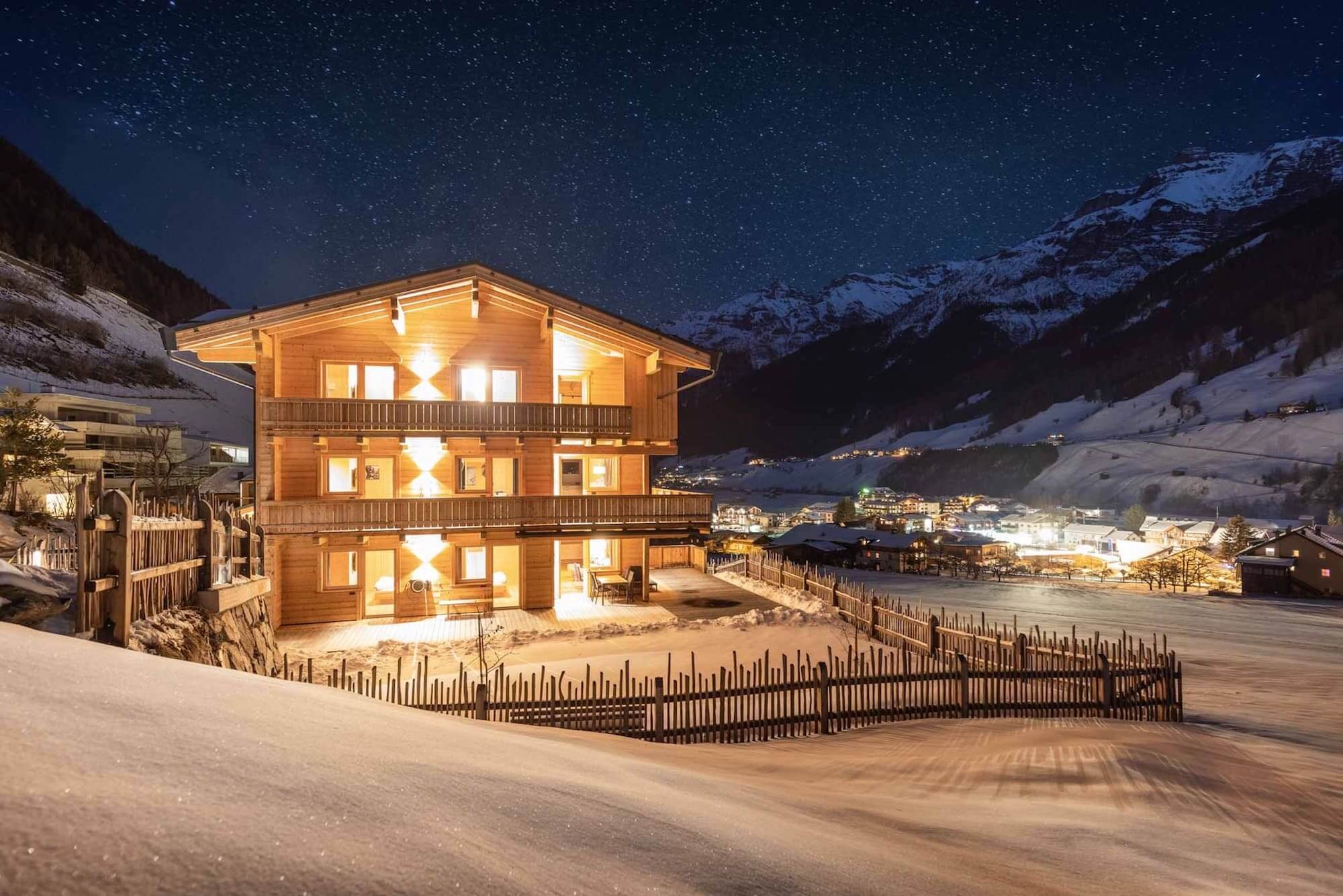 haus-alpenprinzessin-aussen-winter-nacht-sternenhimmel.jpg