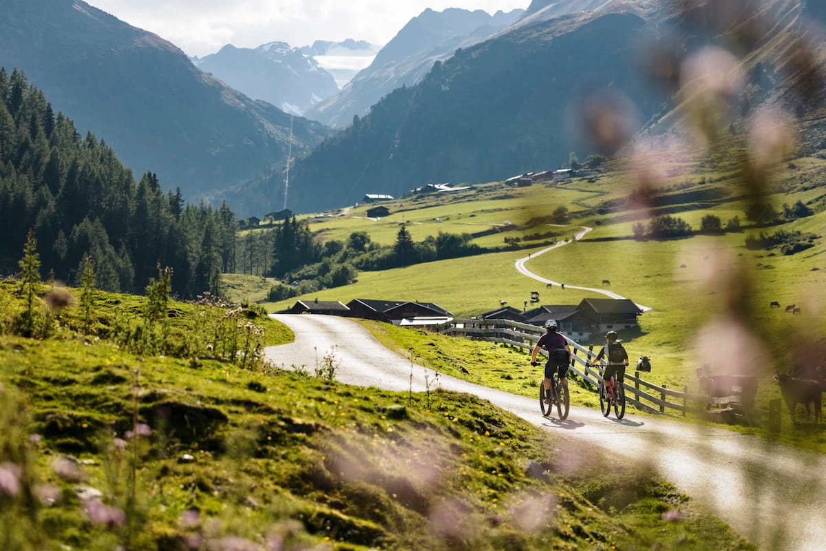 stubaital-mountainbike-tour-bergpanorama-gletscher.jpg